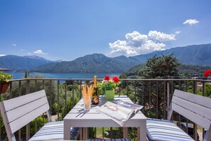 Departamento familiar, varias habitaciones, 2 baños, junto a la montaña (Bellavista Mezzegra) | Restaurante al aire libre