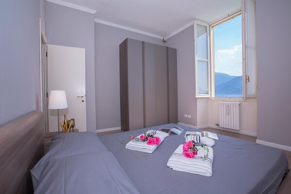 Family Apartment, Multiple Bedrooms, Lakeside (Casa Daniele)