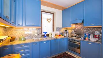 Familie appartement, meerdere slaapkamers, uitzicht op gebergte (Veranda di Menaggio) | Privékeuken | Een magnetron, een oven, een kookplaat, een vaatwasser