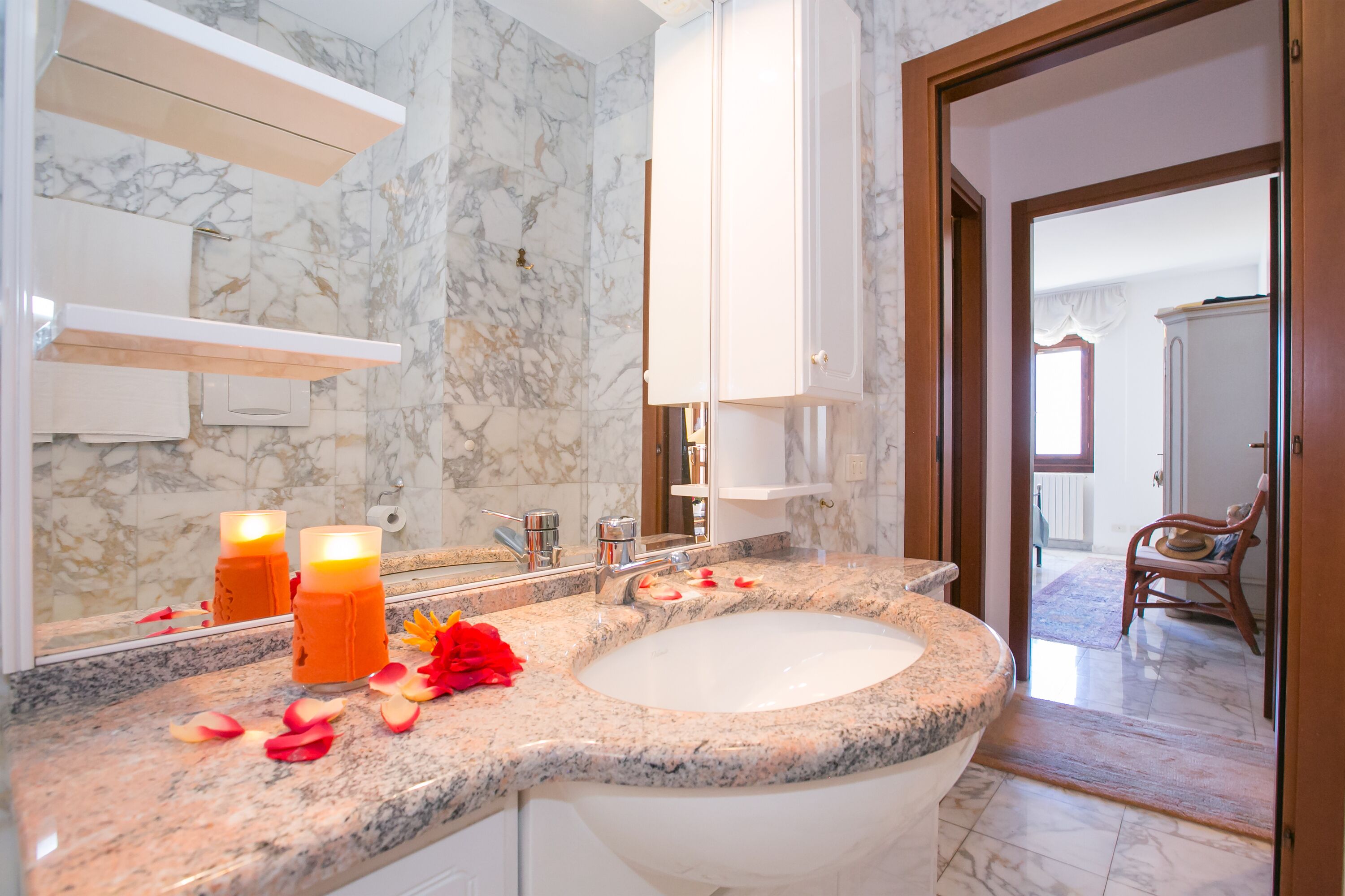 Familie appartement, meerdere slaapkamers, uitzicht op gebergte (Veranda di Menaggio) | Badkamer | Een douche, een regendouche, een haardroger, een bidet