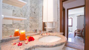 Familie appartement, meerdere slaapkamers, uitzicht op gebergte (Veranda di Menaggio) | Badkamer | Een douche, een regendouche, een haardroger, een bidet