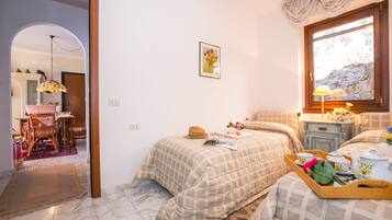 Familie appartement, meerdere slaapkamers, uitzicht op gebergte (Veranda di Menaggio) | 2 slaapkamers, een strijkplank/strijkijzer, wifi, beddengoed