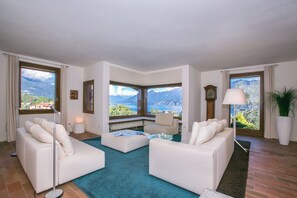 Familie villa, meerdere slaapkamers, koelkast en magnetron, uitzicht op gebergte (Villa San Michele) | Woonruimte | Een 21-inch flatscreentelevisie met satellietzenders en een stereo