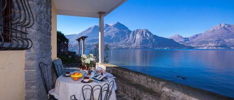 Family Apartment, 2 Bedrooms, Lakeside (Appartamento La Punta di Bellagio) | Outdoor dining