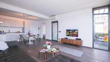 Een 21-inch flatscreentelevisie met digitale zenders en een televisie