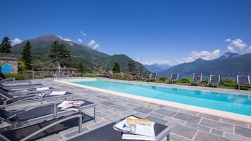 Kolam renang terbuka, kerusi lepak pantai