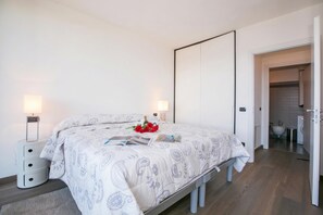 Familienapartment, Mehrere Schlafzimmer, Bergseite (Penthouse-LakeView-AC-PrivateGarden) | 2 Schlafzimmer, individuell dekoriert, individuell eingerichtet