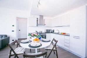 Familienapartment, Mehrere Schlafzimmer, Bergseite (Penthouse-LakeView-AC-PrivateGarden) | Eigene Küche | Kühlschrank, Mikrowelle, Ofen, Herdplatte
