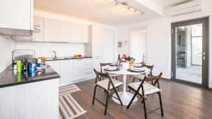 Familieleilighet, 2 soverom, mikrobølgeovn, ved fjell (Penthouse-LakeView-AC-PrivateGarden) | Eget kjøkken
