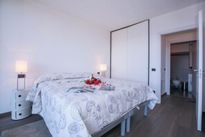 Family Apartment, Multiple Bedrooms, Mountainside (Penthouse-LakeView-AC-PrivateGarden) | 2 bedrooms, individually decorated, individually furnished - Penthouse-LakeView-AC-PrivateGarden (Menaggio)