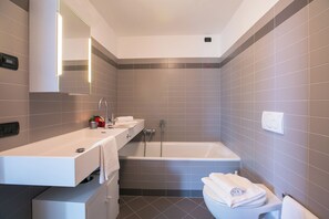 Family Apartment, Multiple Bedrooms, Mountainside (Penthouse-LakeView-AC-PrivateGarden) | Bathroom | Bathtub, rainfall showerhead, hair dryer, bidet - Sant' Andrea Giardino (Menaggio)