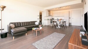 Familieleilighet, 2 soverom, mikrobølgeovn, ved fjell (Penthouse-LakeView-AC-PrivateGarden) | Oppholdsrom