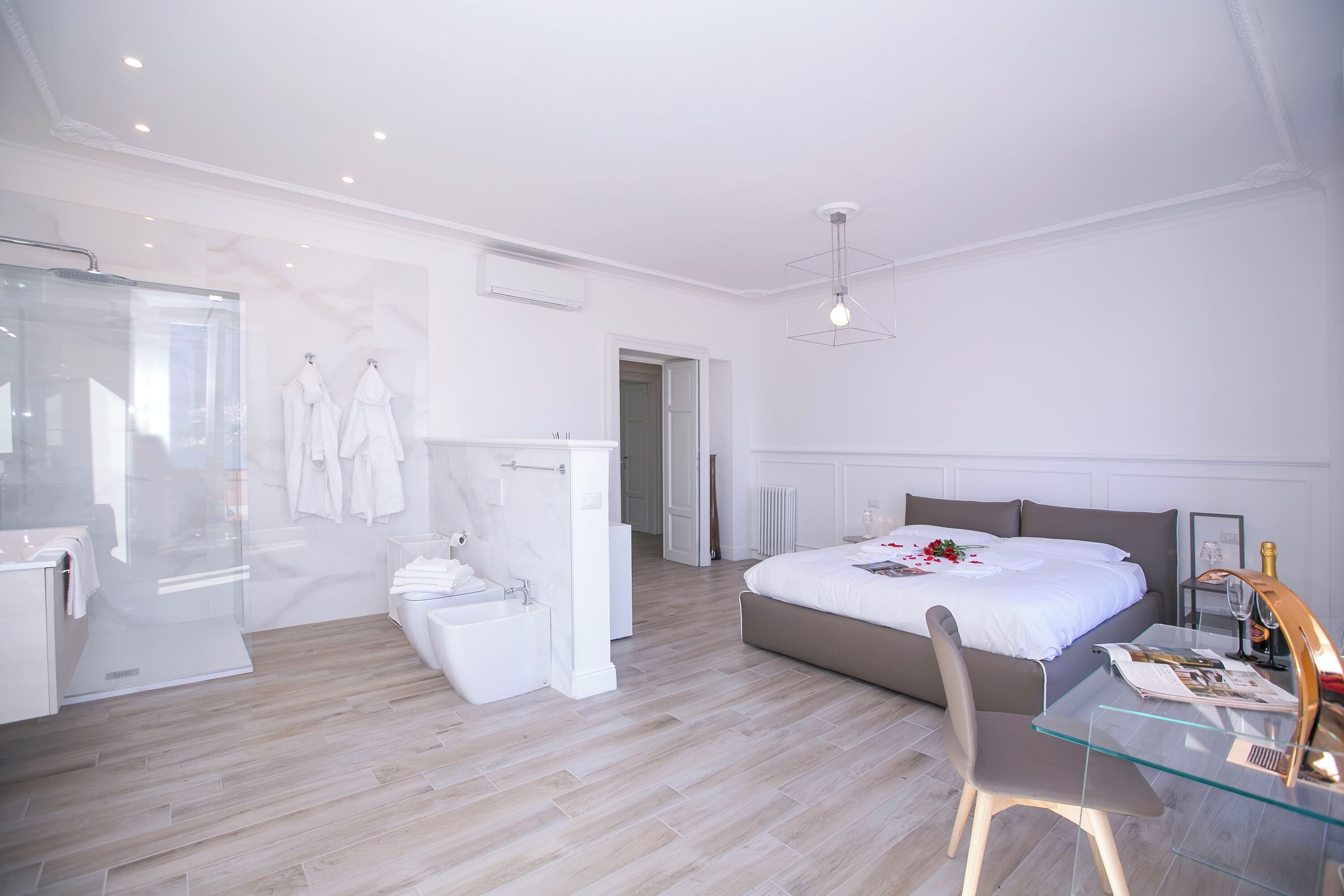 Familienapartment, Mehrere Schlafzimmer, 2 Bäder, Seeseite (Menaggio Royale) | 3 Schlafzimmer, individuell dekoriert, individuell eingerichtet