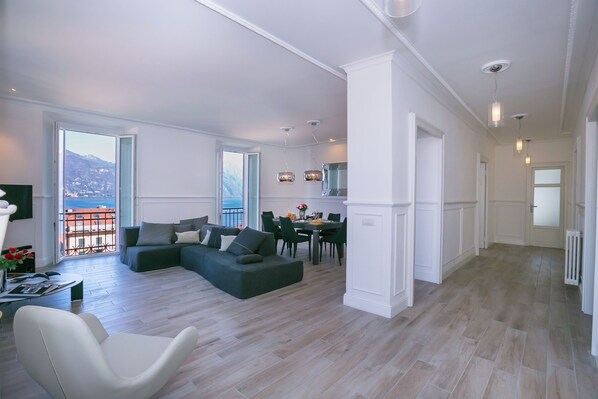 Departamento familiar, varias habitaciones, 2 baños, junto al lago (Menaggio Royale) | Área de sala de estar | Televisión de pantalla plana, chimenea, piso con calefacción y estéreo