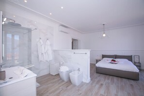 Family Apartment, Multiple Bedrooms, 2 Bathrooms, Lakeside (Menaggio Royale) | Bathroom | Combined shower/bathtub, rainfall showerhead, hair dryer, bidet - Menaggio Royale (Menaggio)