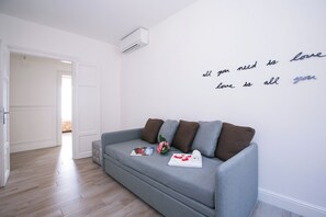 Apartamento família, vários quartos, 2 banheiros, ao lado do lago (Menaggio Royale) | Área de estar | TV de tela plana 24 polegadas com canais digitais, TV, lareira