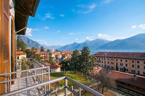 A balcony with a view of a town and mountains. - Menaggio Royale (Menaggio)