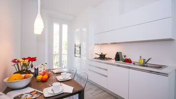 Familie appartement, meerdere slaapkamers, 2 badkamers, aan het meer (Menaggio Royale) | Privékeuken | Een koelkast, een magnetron, een oven, een kookplaat