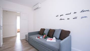 Familie appartement, meerdere slaapkamers, 2 badkamers, aan het meer (Menaggio Royale) | Woonkamer | Een flatscreentelevisie, een open haard, vloerverwarming en een stereo