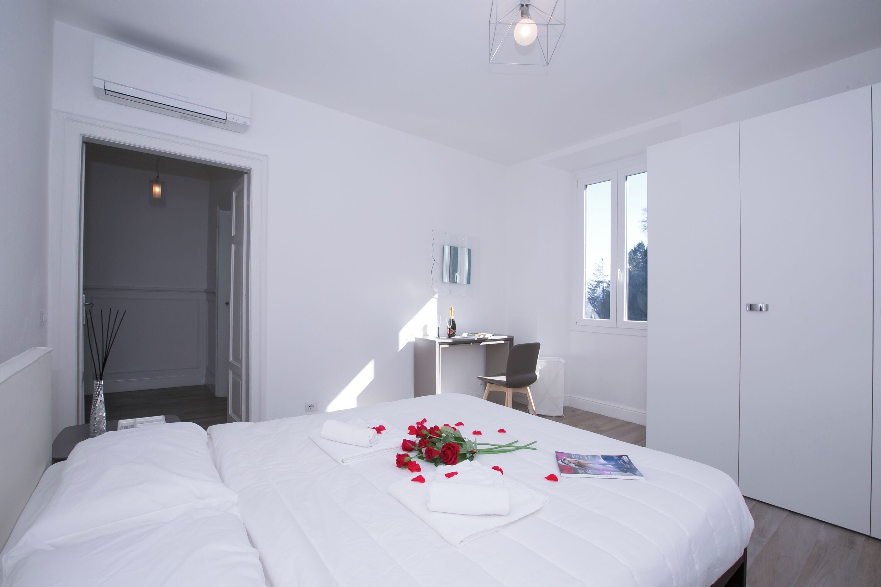 Familienapartment, Mehrere Schlafzimmer, 2 Bäder, Seeseite (Menaggio Royale) | 3 Schlafzimmer, individuell dekoriert, individuell eingerichtet