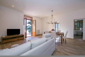 FamiljelÀgenhet - flera sovrum - 2 badrum - vid sjön (Villa Evelyn Terrazzo) | Vardagsrum | 24-tums platt-tv med digitalkanaler, tv och golvvÀrme
