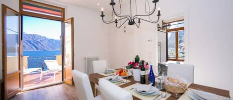 Family Apartment, Multiple Bedrooms, 2 Bathrooms, Lakeside (Villa Evelyn Terrazzo) | Dining