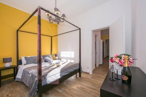 Familieleilighet, 3 soverom, 2 bad, ved innsjø (Villa Evelyn Terrazzo) | 3 soverom, strykejern/-brett, wi-fi og individuelt dekorert
