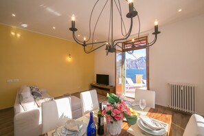 Familieleilighet, 3 soverom, 2 bad, ved innsjø (Villa Evelyn Terrazzo) | Spiseområde