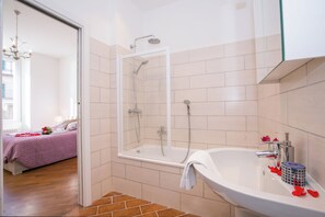 Family Apartment, Multiple Bedrooms, Lakeside (Villa Larius Balcone) | Bathroom