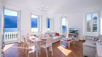 Apartamento familiar, varias habitaciones, junto al lago (Villa Larius Balcone) | Zona de estar | Una televisión de pantalla plana, suelo radiante