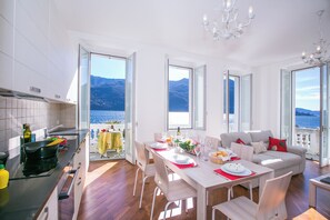Apartamento família, vários quartos, ao lado do lago (Villa Larius Balcone) | Opções para refeição