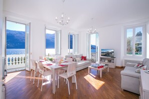 Appartamento familiare, camere multiple, lato lago (Villa Larius Balcone) | Area soggiorno | TV a schermo piatto, pavimenti riscaldati