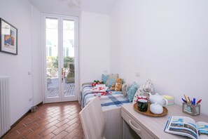 ファミリー アパートメント ベッドルーム (複数) レイクサイド (Villa Larius Balcone) | 4 室のベッドルーム、客室ごとに異なる装飾、客室ごとに異なるインテリア、アイロン / アイロン台