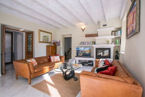 Residenza familiare, letti multipli, frigorifero e microonde, lato giardino (Villetta Argegno) | Area soggiorno | TV a schermo piatto 24 pollici con canali digitali, TV, lettore DVD