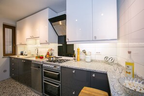 Maison en rangée familiale, Plusieurs lits, réfrigérateur et four à micro-ondes (Villetta Argegno) | Cuisine privée | Réfrigérateur grande capacité avec congélateur, four à micro-ondes