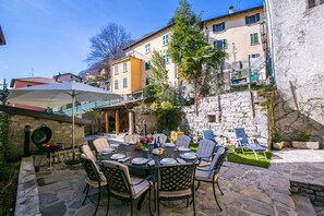 ทาวน์โฮมสำหรับครอบครัว, หลายเตียง, ตู้เย็นและไมโครเวฟ, ติดสวน (Villetta Argegno) | ลานระเบียง/นอกชาน