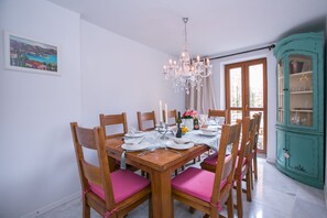 Maison en rangée familiale, Plusieurs lits, réfrigérateur et four à micro-ondes (Villetta Argegno) | Cuisine privée | Réfrigérateur grande capacité avec congélateur, four à micro-ondes