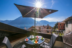 Familien-Stadtwohnung, Mehrere Betten, Kühlschrank und Mikrowelle, zum Garten hin (Villetta Argegno) | Terrasse/Patio