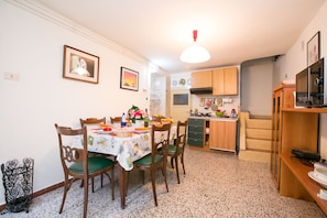 Apartamento, 2 quartos | Opções para refeição no quarto