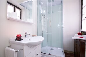 Apartment, 2 Bedrooms | Bathroom | Shower, rainfall showerhead, free toiletries, hair dryer - Casa Portici (Tremezzina)