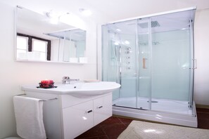 Appartamento, 2 camere da letto | Bagno | Doccia, soffione a pioggia, set di cortesia gratuito, asciugacapelli