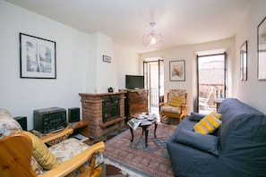 Appartamento, 2 camere da letto | Area soggiorno | TV a schermo piatto