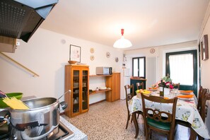 Apartment, 2 Schlafzimmer | Eigene Küche | Mikrowelle, Ofen, Herdplatte, Geschirrspüler