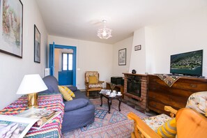 Apartamento, 2 quartos | Área de estar | TV de tela plana