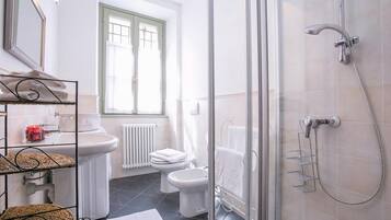 Apartemen Keluarga, 2 kamar tidur, teras (Casa Al Prato Apt. B) | Kamar mandi | Shower, pancuran hujan, pengering rambut, dan kloset