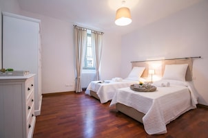2 habitaciones, tabla de planchar con plancha y ropa de cama