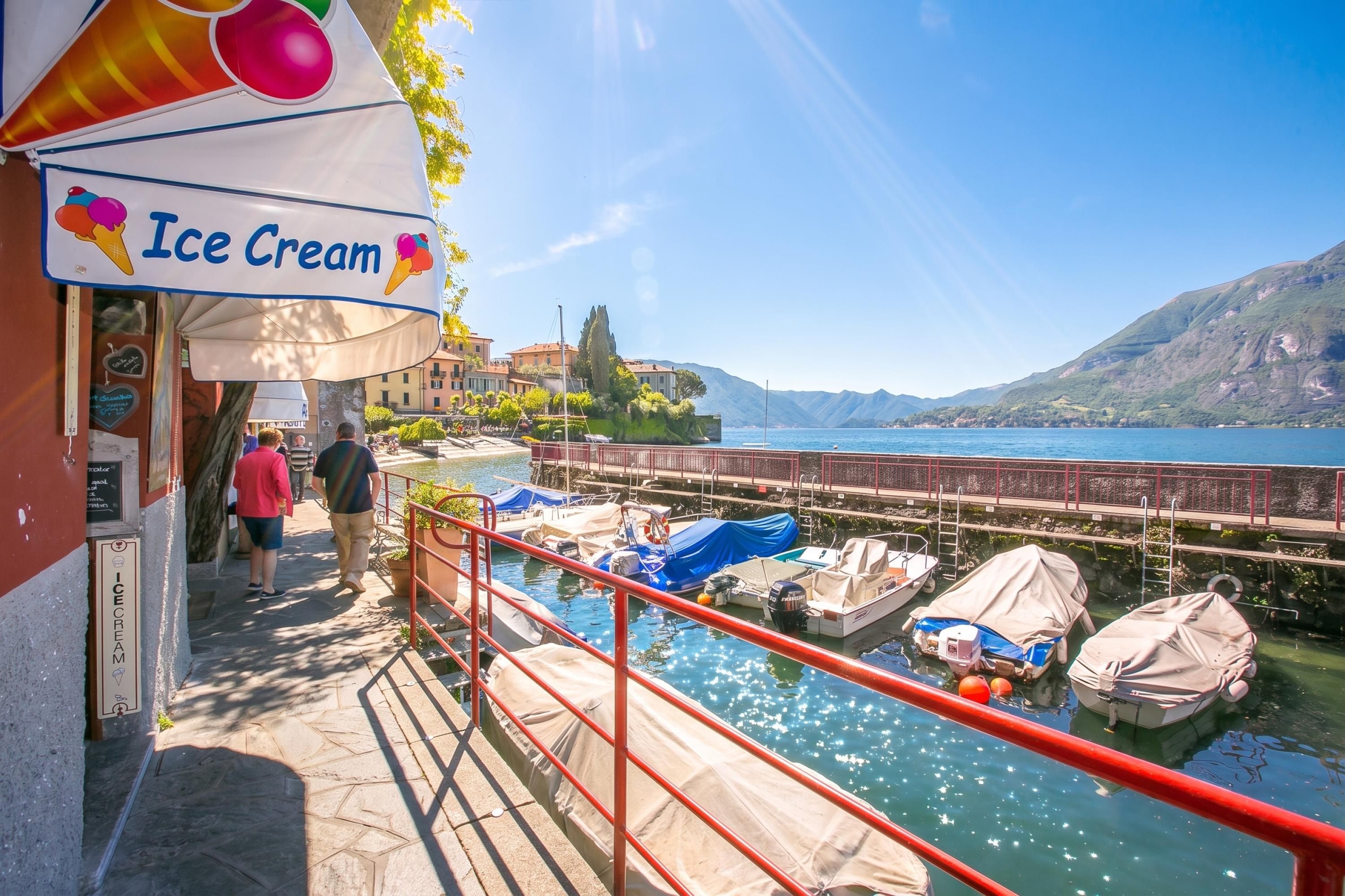 Een ijssalon aan het water, met zicht op boten en bergen op de achtergrond.