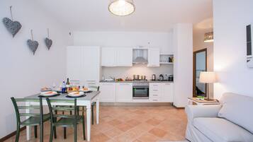 Appartement Familial, plusieurs chambres (Casa Al Prato Apt. B) | Cuisine privée | Réfrigérateur, four, plaque de cuisson, cafetiÚre/bouilloire