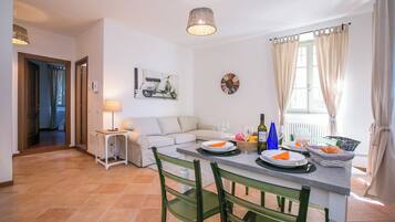 Appartement Familial, plusieurs chambres (Casa Al Prato Apt. B) | Coin séjour | Télévision de 24 pouces avec chaßnes par cùble, chauffage par le sol