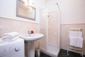 Familienapartment, Mehrere Schlafzimmer (Casa Al Prato Apt. G) | Badezimmer